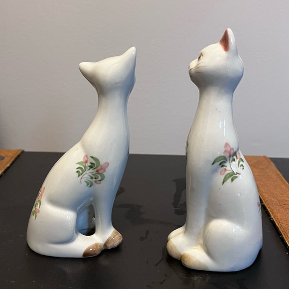 Two Cat Figurines by Andrea by Sadek Porcelain White With Flowers - Picture 7 of 15